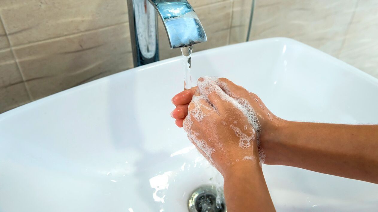 Die einfachste Regel zur Vorbeugung von Helminthiasis ist, sich immer die Hände mit Wasser und Seife zu waschen. 