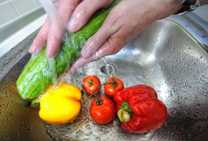 Um eine parasitäre Infektion zu verhindern, ist es notwendig, Gemüse vor dem Essen zu waschen. 
