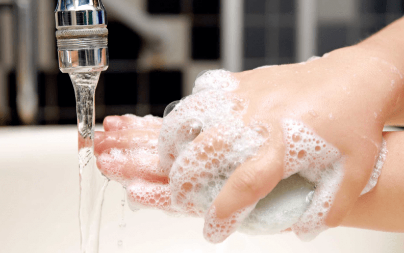 Händewaschen zur Vorbeugung von Würmern